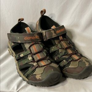 Element Kids Camo Water Shoes with Orange Accents, size 5.5